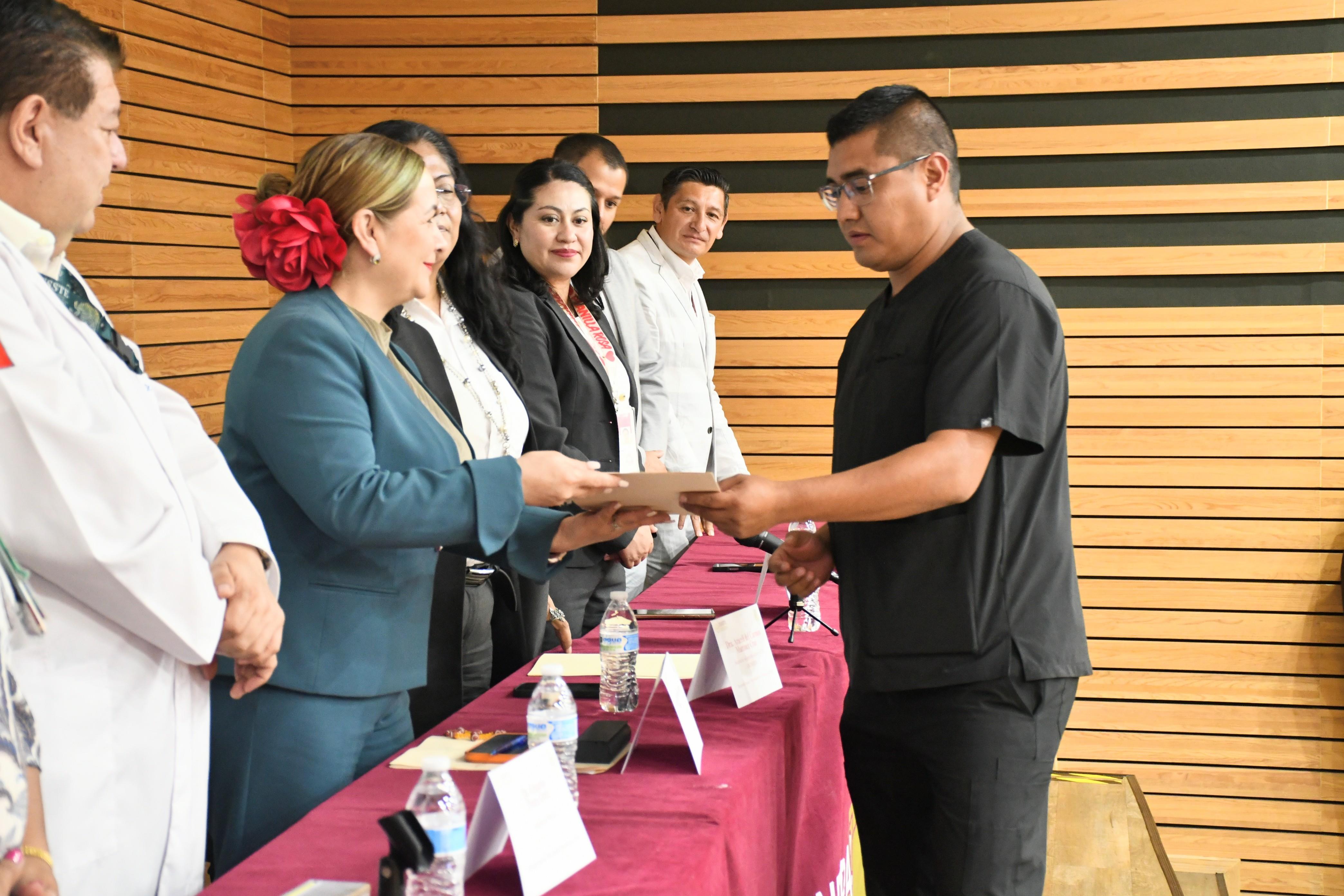 Entrega de Reconocimientos por Años de Servicio en el HG "Dra. Matilde Petra Montoya Lafragua" 